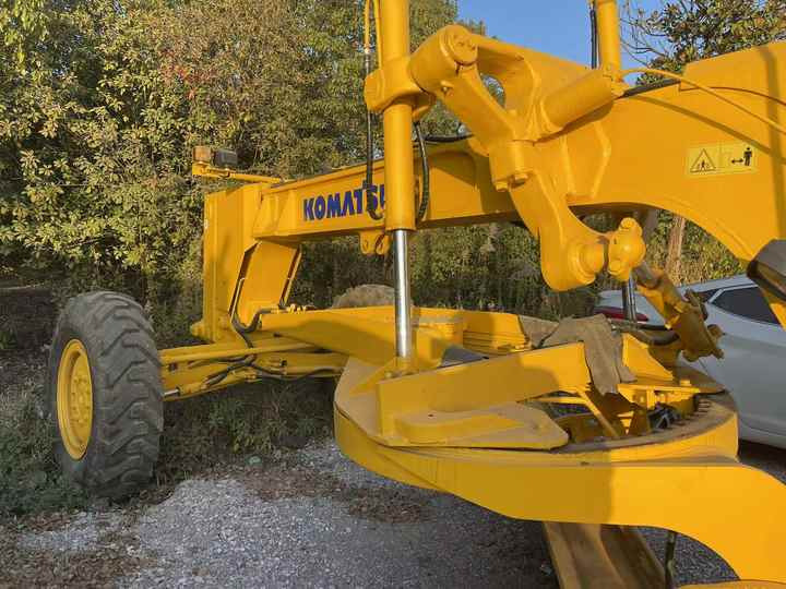 Japan Komatsu GD655 Motor Grader Cheap Price Komatsu Road Grader GD655 Good Condition in China - Makinë niveluese: foto 2 Japan Komatsu GD655 Motor Grader Cheap Price Komatsu Road Grader GD655 Good Condition in China - Makinë niveluese: foto 2
