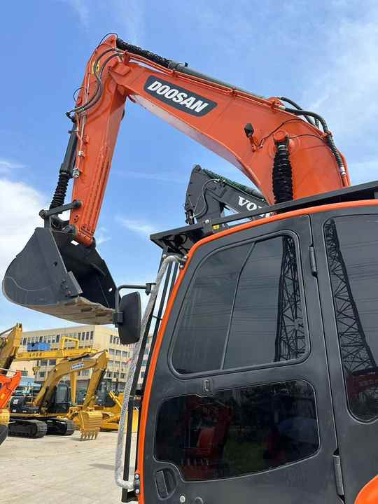 Used Digger DOOSAN DX300 Construction Machinery Construction Digger Used DOOSAN DX300 Cheap Excavator - Ekskavator me zinxhirë: foto 2 Used Digger DOOSAN DX300 Construction Machinery Construction Digger Used DOOSAN DX300 Cheap Excavator - Ekskavator me zinxhirë: foto 2