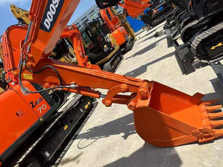 Used Digger DOOSAN DX55 Construction Machinery Construction Digger Used DOOSAN DX55 Cheap Excavator - Ekskavator me zinxhirë: foto 4 Used Digger DOOSAN DX55 Construction Machinery Construction Digger Used DOOSAN DX55 Cheap Excavator - Ekskavator me zinxhirë: foto 4