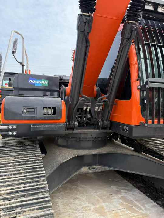 Used Digger Doosan DX225LC-9T Construction Machinery Construction Digger Used Doosan DX225LC-9T Cheap Excavator - Ekskavator me zinxhirë: foto 4 Used Digger Doosan DX225LC-9T Construction Machinery Construction Digger Used Doosan DX225LC-9T Cheap Excavator - Ekskavator me zinxhirë: foto 4