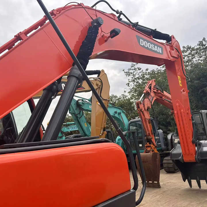 Used Excavator Doosan DX225LC-9 Excavators Mini Equipment Earth Moving Machinery Doosan Digger Excavator for Sale - Ekskavator me zinxhirë: foto 1 Used Excavator Doosan DX225LC-9 Excavators Mini Equipment Earth Moving Machinery Doosan Digger Excavator for Sale - Ekskavator me zinxhirë: foto 1