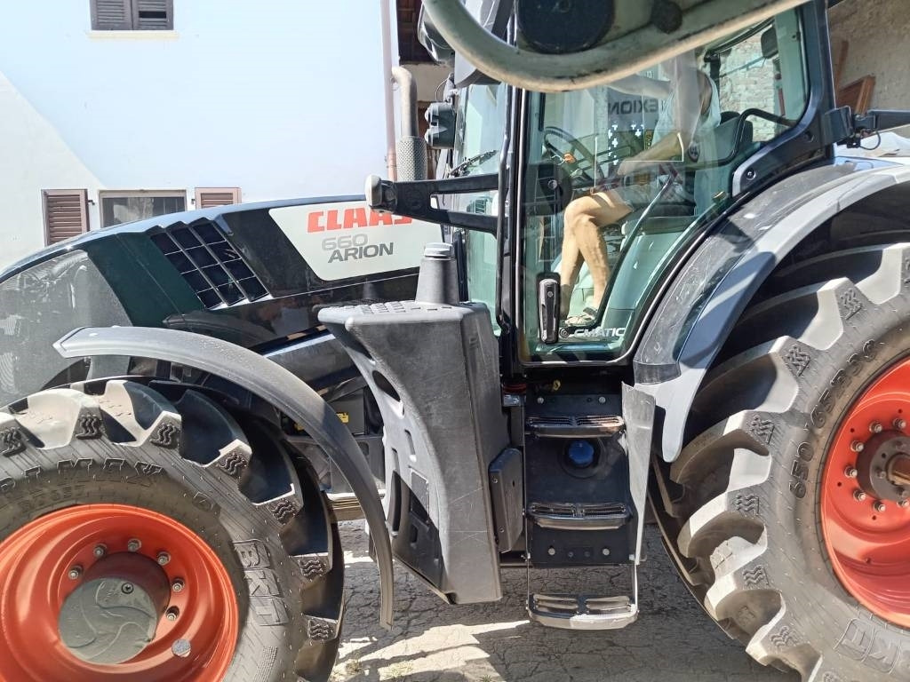 Claas Arion 660 CMATIC - Traktor: foto 4 Claas Arion 660 CMATIC - Traktor: foto 4