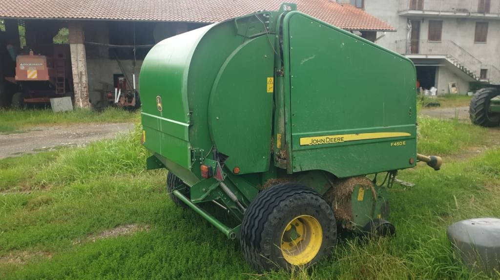 John Deere F 450 - Dengmbledhëse e rrumbullakët: foto 1 John Deere F 450 - Dengmbledhëse e rrumbullakët: foto 1