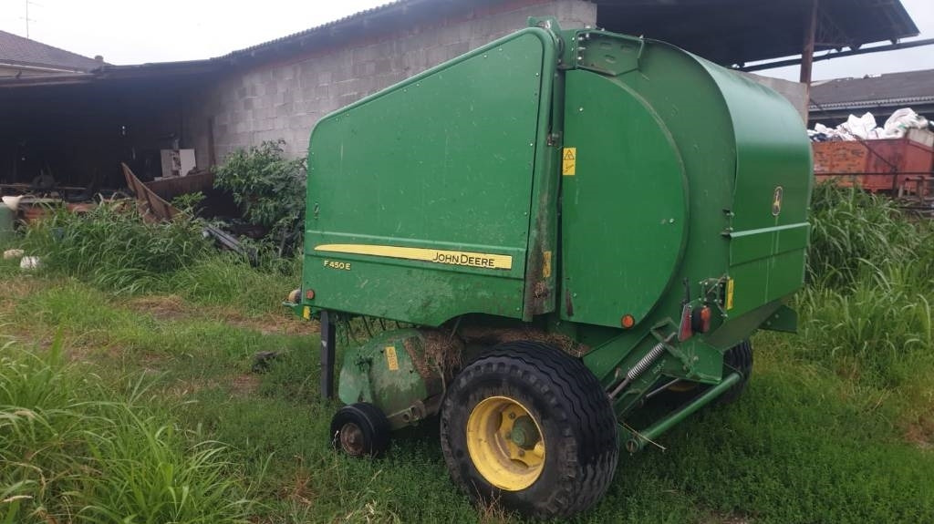 John Deere F 450 - Dengmbledhëse e rrumbullakët: foto 3 John Deere F 450 - Dengmbledhëse e rrumbullakët: foto 3