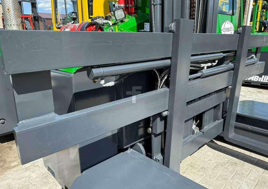 Combilift C5000E / ELECTRIC / TRIPLEX 8300MM / FULL FREE LIFT / WIDE POSITIONER / FORK SIDESHIFT / BATTERY LIKE NEW - Pirun ritërheqës me 4 rrugë: foto 5 Combilift C5000E / ELECTRIC / TRIPLEX 8300MM / FULL FREE LIFT / WIDE POSITIONER / FORK SIDESHIFT / BATTERY LIKE NEW - Pirun ritërheqës me 4 rrugë: foto 5