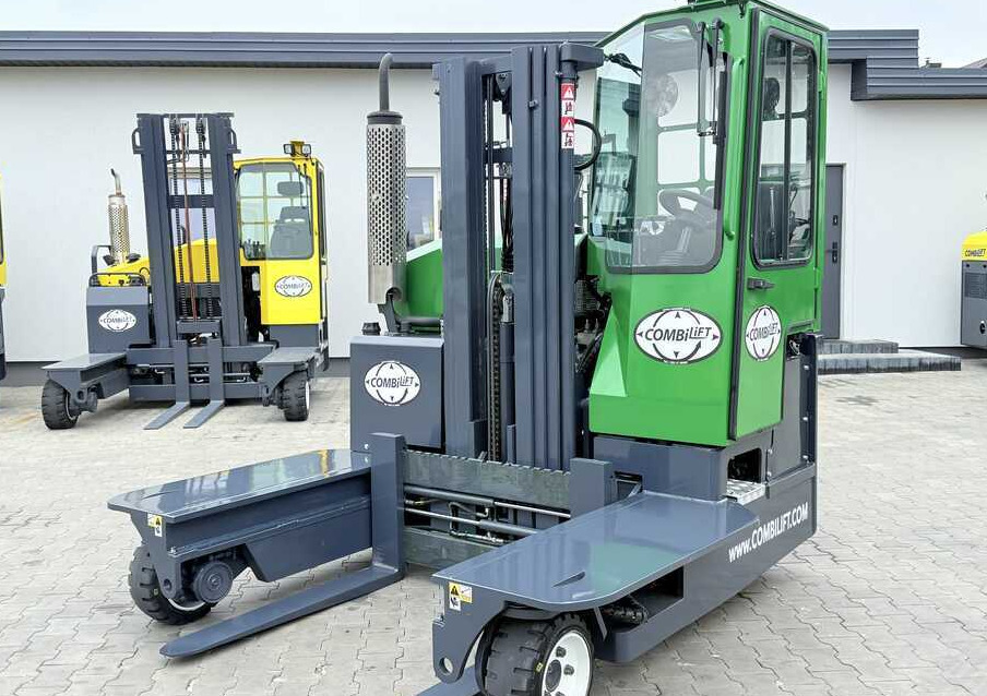 Combilift Combilift C3000 / DIESEL / TRIPLEX 4900MM / FREE LIFT / FORK POSITIONER / HEATING / FULL CABIN / PERFECT CONDITION / Wide range of four-way and side loaders, tailored to diverse needs and ap - Pirun ritërheqës me 4 rrugë: foto 5 Combilift Combilift C3000 / DIESEL / TRIPLEX 4900MM / FREE LIFT / FORK POSITIONER / HEATING / FULL CABIN / PERFECT CONDITION / Wide range of four-way and side loaders, tailored to diverse needs and ap - Pirun ritërheqës me 4 rrugë: foto 5
