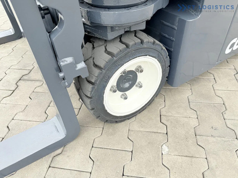Combilift Combilift CBE2500 / TRIPLEX / 5500MM / FREE LIFT / ELECTRIC DRIVE / ONLY 2300 MTH / FORK POSITIONER / SIDE SHIFT / NEW TYRES / L - Pirun ritërheqës me 4 rrugë: foto 4 Combilift Combilift CBE2500 / TRIPLEX / 5500MM / FREE LIFT / ELECTRIC DRIVE / ONLY 2300 MTH / FORK POSITIONER / SIDE SHIFT / NEW TYRES / L - Pirun ritërheqës me 4 rrugë: foto 4