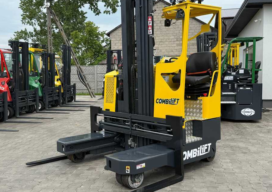 Combilift MR / ELECTRIC / TRIPLEX – 6000MM / FULL FREE LIFT / WIDE POSITIONER / FORK SIDESHIFT / ONLY 1400 HOURS / LIKE NEW - Pirun ritërheqës me 4 rrugë: foto 1 Combilift MR / ELECTRIC / TRIPLEX – 6000MM / FULL FREE LIFT / WIDE POSITIONER / FORK SIDESHIFT / ONLY 1400 HOURS / LIKE NEW - Pirun ritërheqës me 4 rrugë: foto 1