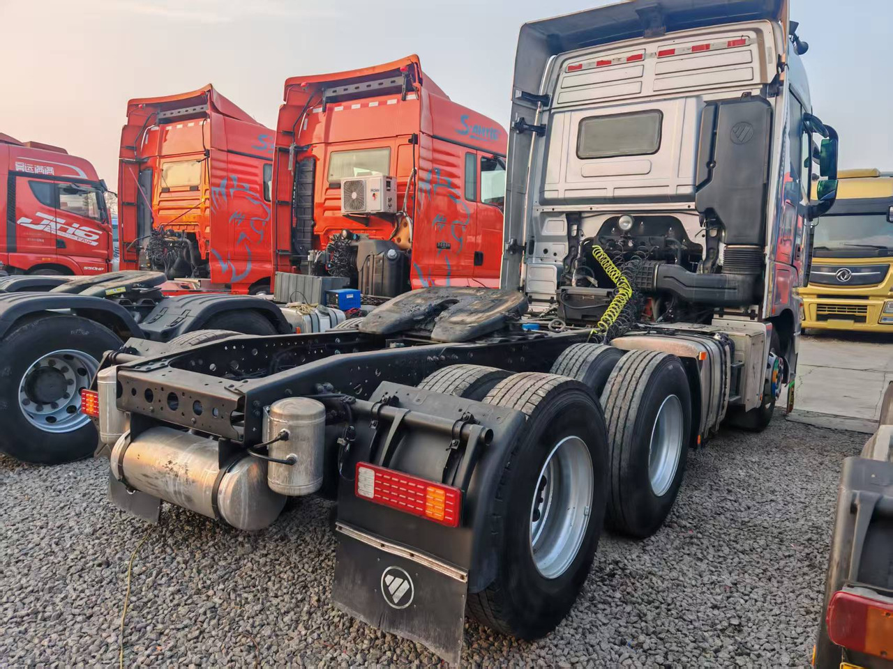 AUMAN 560HP - Gjysmë rimorkio vetëshkarkuese: foto 4 AUMAN 560HP - Gjysmë rimorkio vetëshkarkuese: foto 4