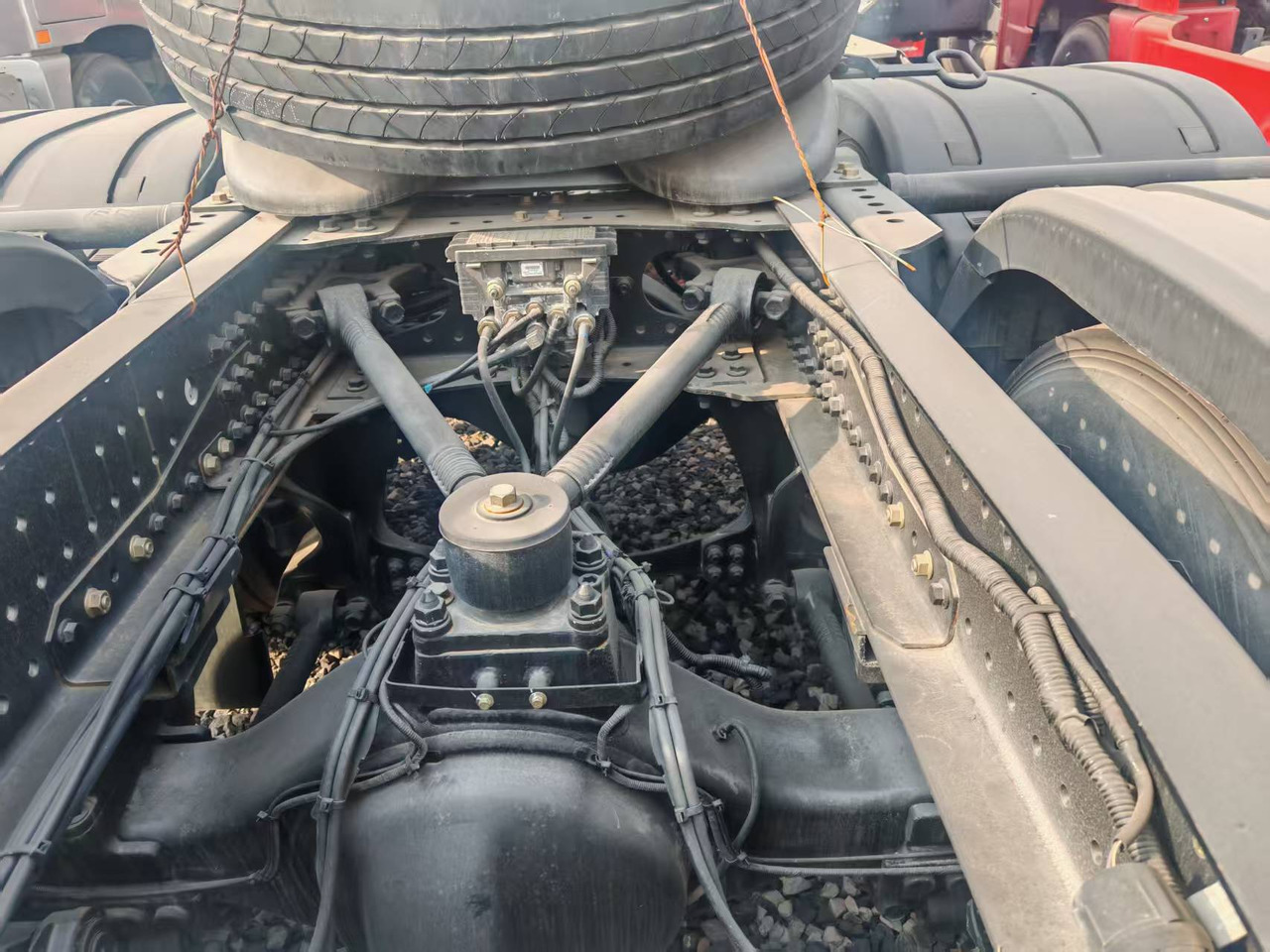 Auman 6×4 - Gjysmë rimorkio vetëshkarkuese: foto 3 Auman 6×4 - Gjysmë rimorkio vetëshkarkuese: foto 3