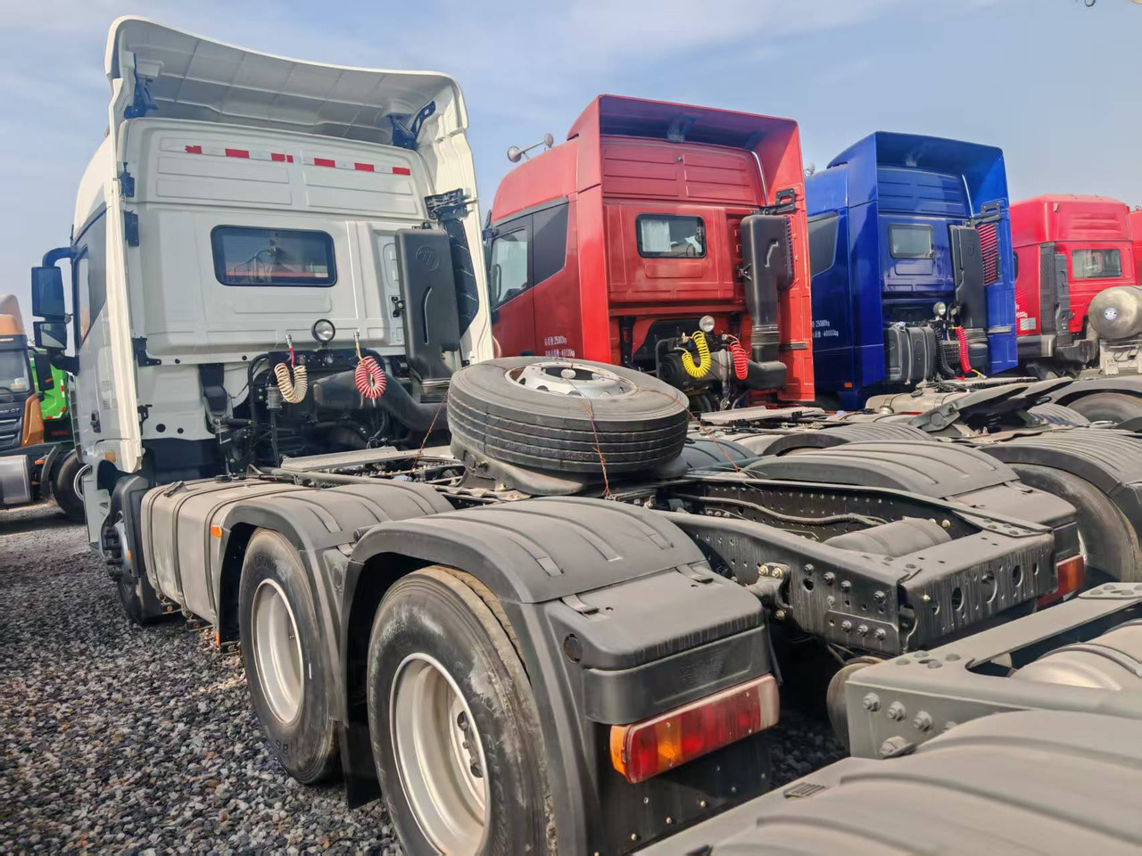 Auman 6×4 - Gjysmë rimorkio vetëshkarkuese: foto 2 Auman 6×4 - Gjysmë rimorkio vetëshkarkuese: foto 2