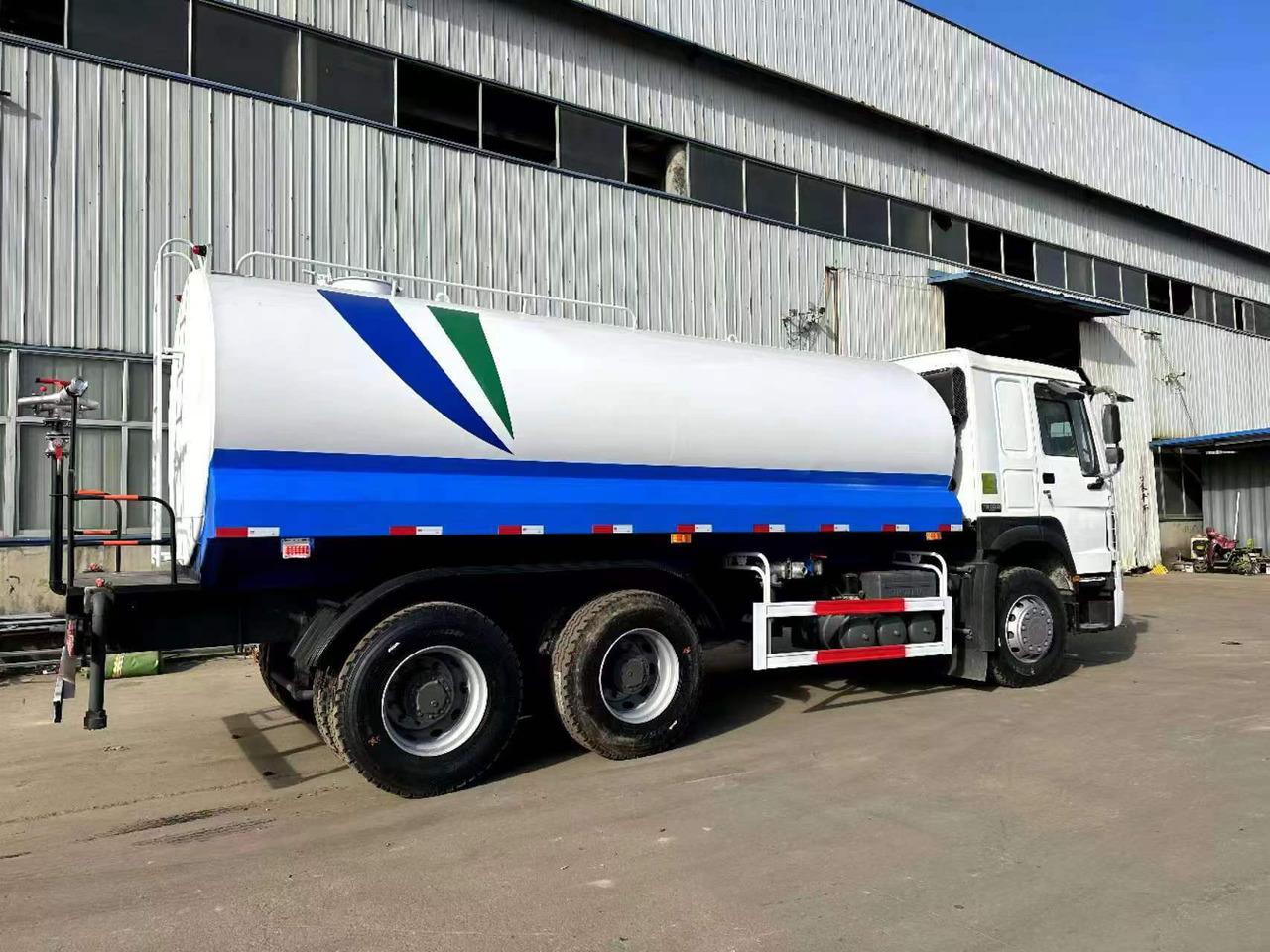 HOWO 371 HOWO 371 20 cubic meter sprinkler - Transportjer kontejnerësh/ Kamion me karroceri të çmontueshme: foto 5 HOWO 371 HOWO 371 20 cubic meter sprinkler - Transportjer kontejnerësh/ Kamion me karroceri të çmontueshme: foto 5
