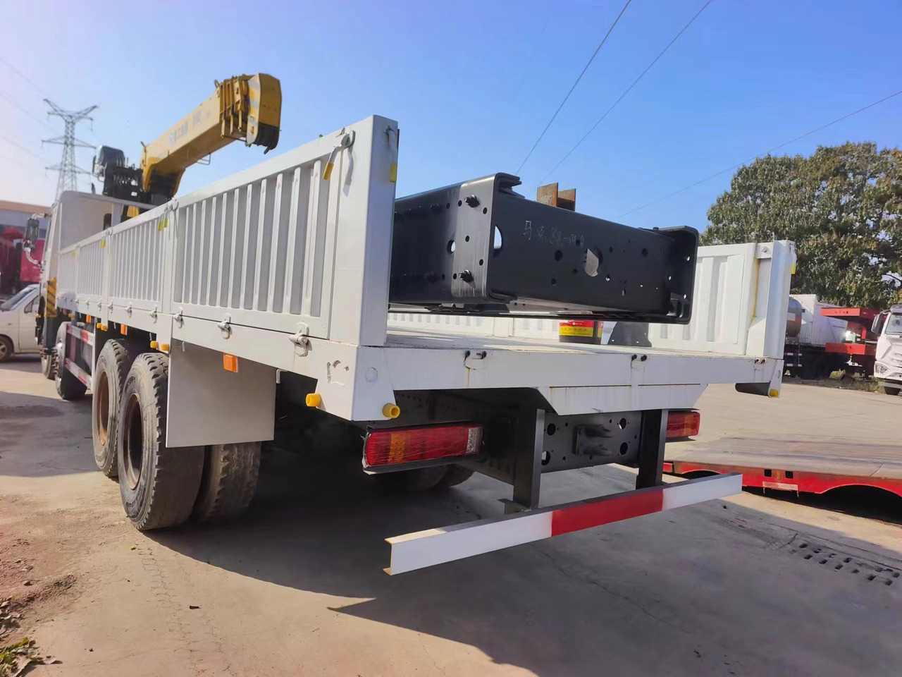 HOWO HOWO 371 chassis,10 TONS crane truck - Kamion me vinç: foto 2 HOWO HOWO 371 chassis,10 TONS crane truck - Kamion me vinç: foto 2