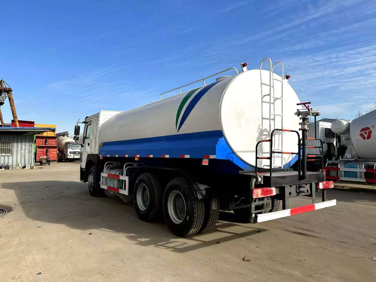 SINOTRUK HOWO 371 20 cubic meter sprinkler - Transportjer kontejnerësh/ Kamion me karroceri të çmontueshme: foto 3 SINOTRUK HOWO 371 20 cubic meter sprinkler - Transportjer kontejnerësh/ Kamion me karroceri të çmontueshme: foto 3