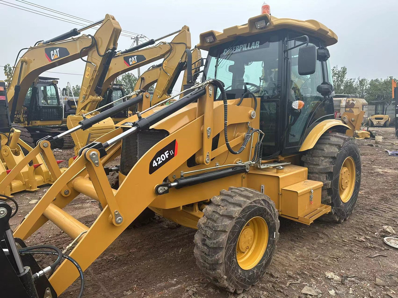 CATERPILLAR Used Good Condition Backhoe Loader CAT420F - Fadromë me shkarkim nga prapa: foto 2 CATERPILLAR Used Good Condition Backhoe Loader CAT420F - Fadromë me shkarkim nga prapa: foto 2
