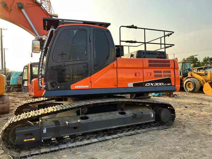 Doosan Construction Equipment Dx300 , Used Earth-moving Machine Doosan Excavator , Doosan Heavy Machines for Sale - Ekskavator me zinxhirë: foto 3 Doosan Construction Equipment Dx300 , Used Earth-moving Machine Doosan Excavator , Doosan Heavy Machines for Sale - Ekskavator me zinxhirë: foto 3