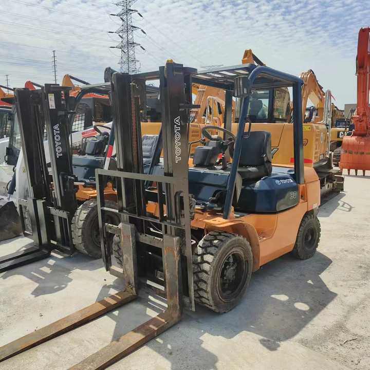 Secod Hand Japanese Brand Toyota 30 Forklift Mini 3 Ton Forklift with Good Performance and Less Working Time for Sale - Pirun ngritës: foto 4 Secod Hand Japanese Brand Toyota 30 Forklift Mini 3 Ton Forklift with Good Performance and Less Working Time for Sale - Pirun ngritës: foto 4