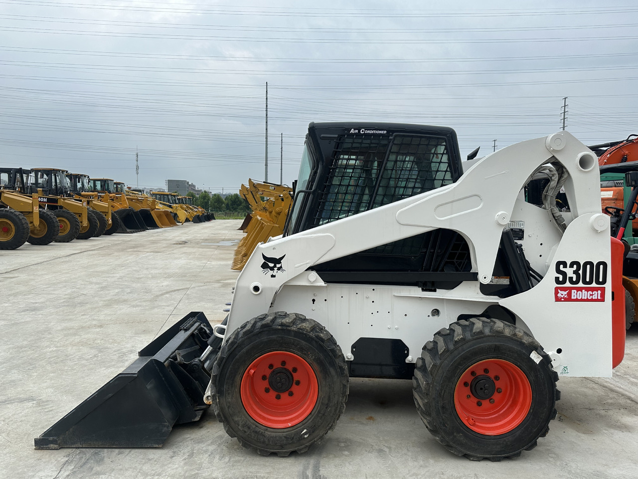 Second hand Hot sale skid-steers Bobcat S300 - Mini fadrom: foto 5 Second hand Hot sale skid-steers Bobcat S300 - Mini fadrom: foto 5