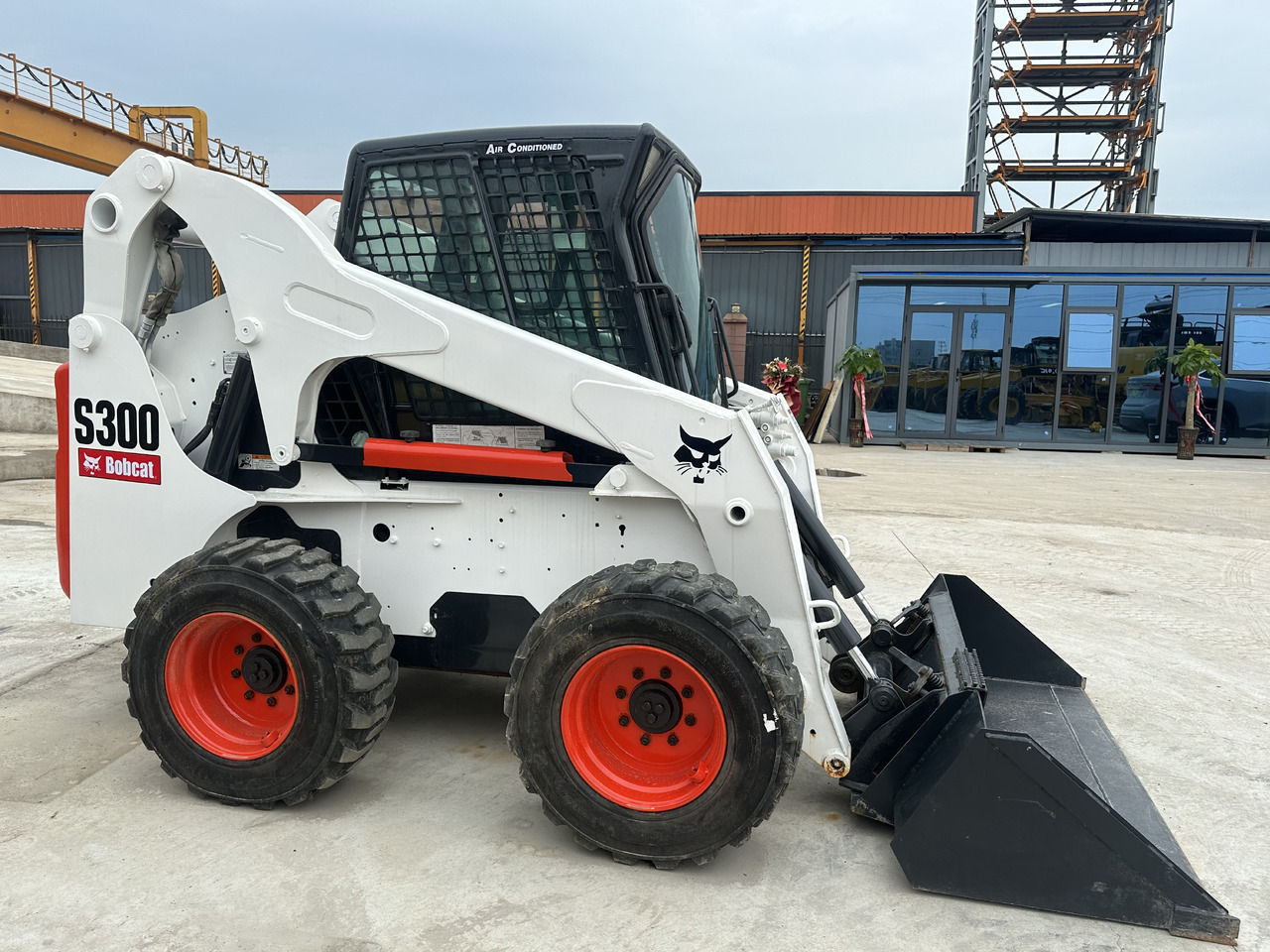 Second hand Hot sale skid-steers Bobcat S300 - Mini fadrom: foto 4 Second hand Hot sale skid-steers Bobcat S300 - Mini fadrom: foto 4