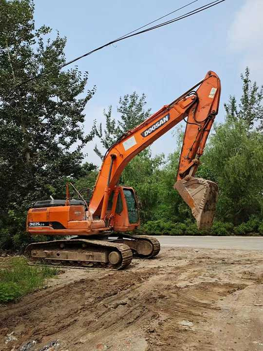 Used Digger DOOSAN DH225 Construction Machinery Construction Digger Used DOOSAN DH225 Cheap Excavator - Ekskavator me zinxhirë: foto 4 Used Digger DOOSAN DH225 Construction Machinery Construction Digger Used DOOSAN DH225 Cheap Excavator - Ekskavator me zinxhirë: foto 4