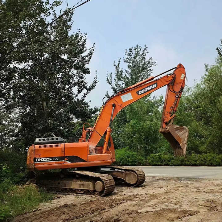 Used Digger DOOSAN DH225 Construction Machinery Construction Digger Used DOOSAN DH225 Cheap Excavator - Ekskavator me zinxhirë: foto 1 Used Digger DOOSAN DH225 Construction Machinery Construction Digger Used DOOSAN DH225 Cheap Excavator - Ekskavator me zinxhirë: foto 1