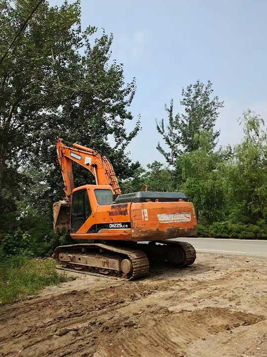 Used Digger DOOSAN DH225 Construction Machinery Construction Digger Used DOOSAN DH225 Cheap Excavator - Ekskavator me zinxhirë: foto 2 Used Digger DOOSAN DH225 Construction Machinery Construction Digger Used DOOSAN DH225 Cheap Excavator - Ekskavator me zinxhirë: foto 2