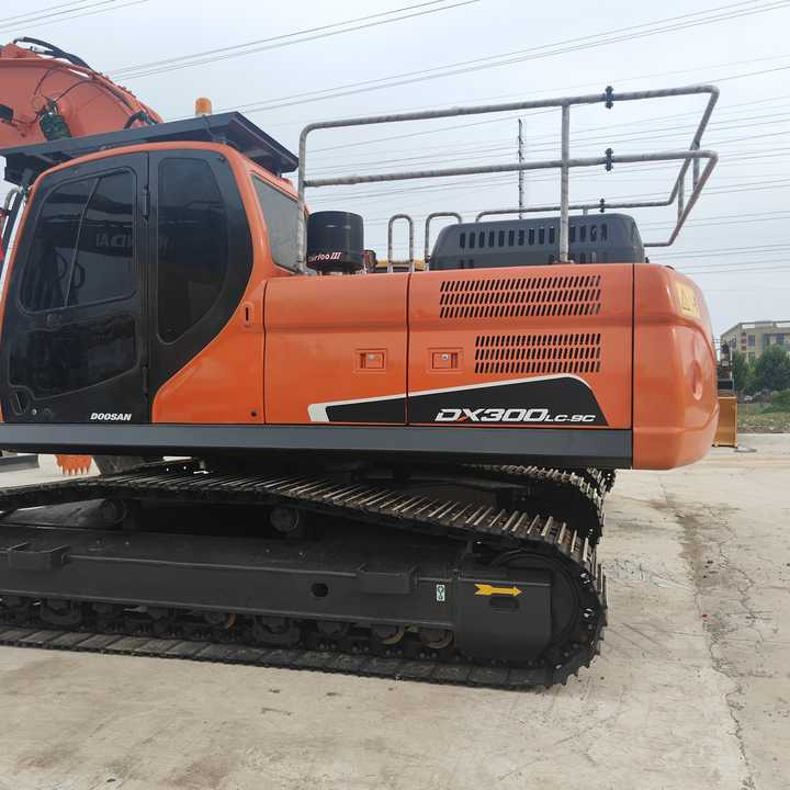 Used Digger DOOSAN DX300 Construction Machinery Construction Digger Used DOOSAN DX300 Cheap Excavator - Ekskavator me zinxhirë: foto 2 Used Digger DOOSAN DX300 Construction Machinery Construction Digger Used DOOSAN DX300 Cheap Excavator - Ekskavator me zinxhirë: foto 2
