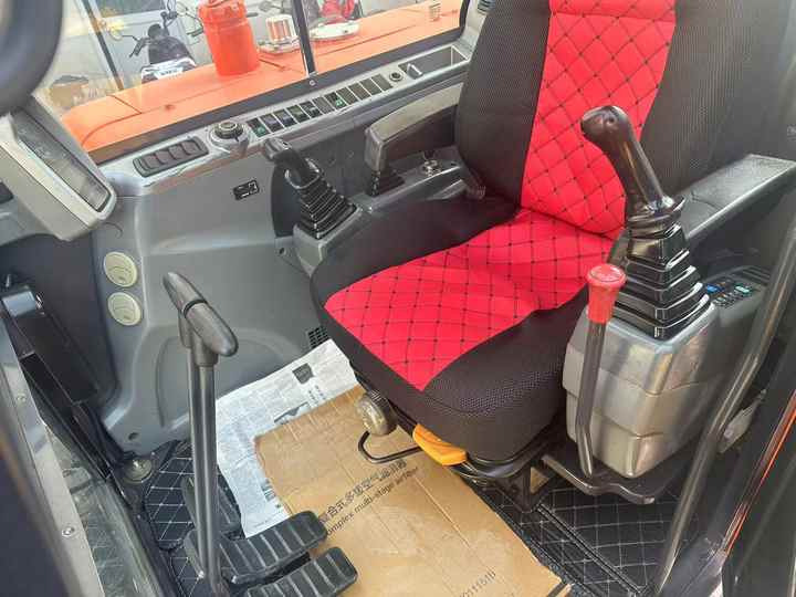 Used Digger DOOSAN DX60 Construction Machinery Construction Digger Used DOOSAN DX60 Cheap Excavator - Ekskavator me zinxhirë: foto 3 Used Digger DOOSAN DX60 Construction Machinery Construction Digger Used DOOSAN DX60 Cheap Excavator - Ekskavator me zinxhirë: foto 3