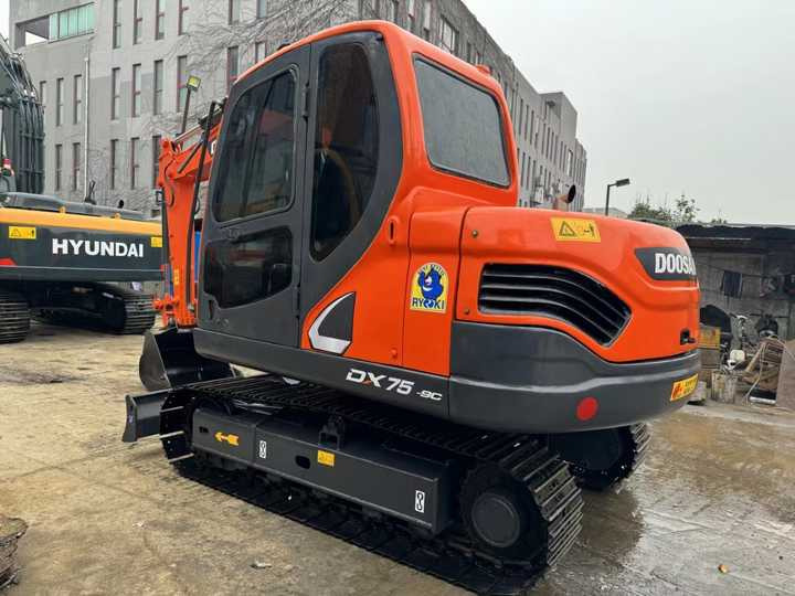 Used Digger DOOSAN DX75 Construction Machinery Construction Digger Used DOOSAN DX75 Cheap Excavator - Ekskavator me zinxhirë: foto 5 Used Digger DOOSAN DX75 Construction Machinery Construction Digger Used DOOSAN DX75 Cheap Excavator - Ekskavator me zinxhirë: foto 5