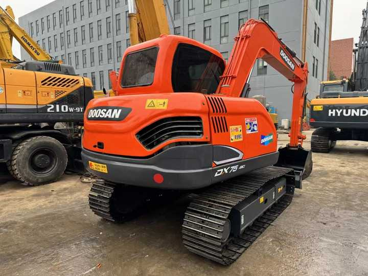 Used Digger DOOSAN DX75 Construction Machinery Construction Digger Used DOOSAN DX75 Cheap Excavator - Ekskavator me zinxhirë: foto 2 Used Digger DOOSAN DX75 Construction Machinery Construction Digger Used DOOSAN DX75 Cheap Excavator - Ekskavator me zinxhirë: foto 2
