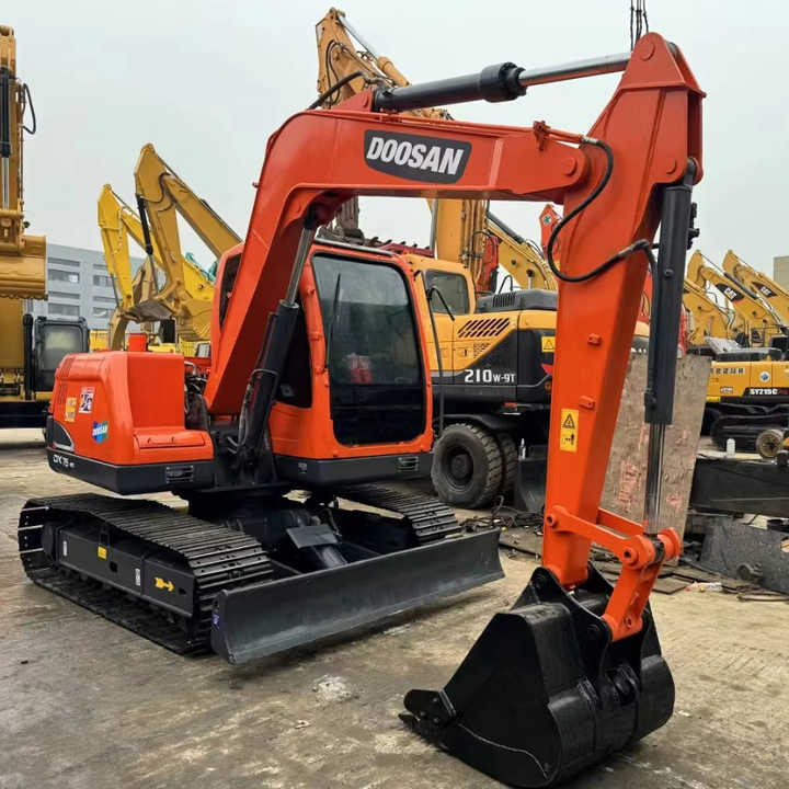 Used Digger DOOSAN DX75 Construction Machinery Construction Digger Used DOOSAN DX75 Cheap Excavator - Ekskavator me zinxhirë: foto 1 Used Digger DOOSAN DX75 Construction Machinery Construction Digger Used DOOSAN DX75 Cheap Excavator - Ekskavator me zinxhirë: foto 1