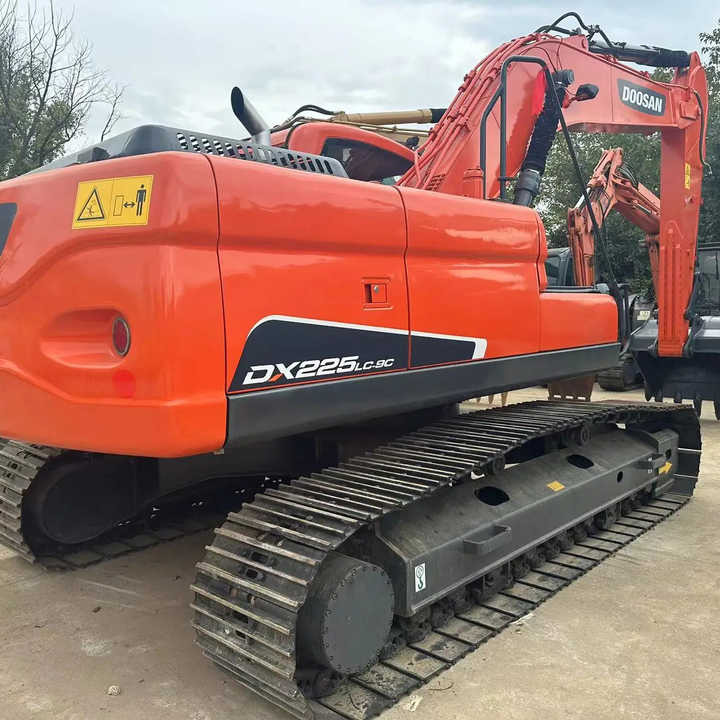 Used Excavator Doosan DX225LC-9 Excavators Mini Equipment Earth Moving Machinery Doosan Digger Excavator for Sale - Ekskavator me zinxhirë: foto 2 Used Excavator Doosan DX225LC-9 Excavators Mini Equipment Earth Moving Machinery Doosan Digger Excavator for Sale - Ekskavator me zinxhirë: foto 2