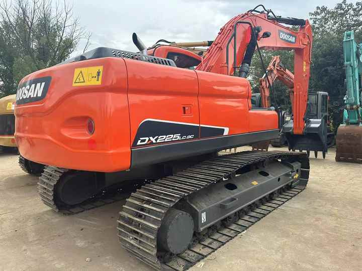 Used Excavator Doosan DX225LC-9 Excavators Mini Equipment Earth Moving Machinery Doosan Digger Excavator for Sale - Ekskavator me zinxhirë: foto 3 Used Excavator Doosan DX225LC-9 Excavators Mini Equipment Earth Moving Machinery Doosan Digger Excavator for Sale - Ekskavator me zinxhirë: foto 3
