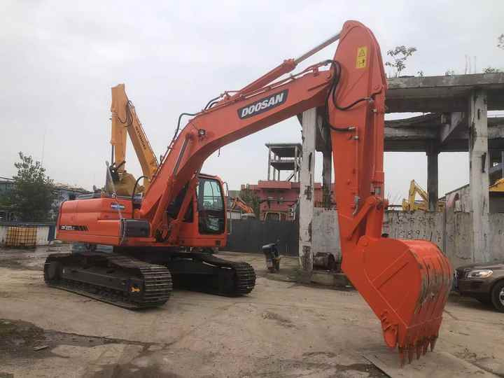 Used Excavator Doosan DX225LC Excavators Mini Equipment Earth Moving Machinery Doosan Digger Excavator for Sale - Ekskavator me zinxhirë: foto 4 Used Excavator Doosan DX225LC Excavators Mini Equipment Earth Moving Machinery Doosan Digger Excavator for Sale - Ekskavator me zinxhirë: foto 4