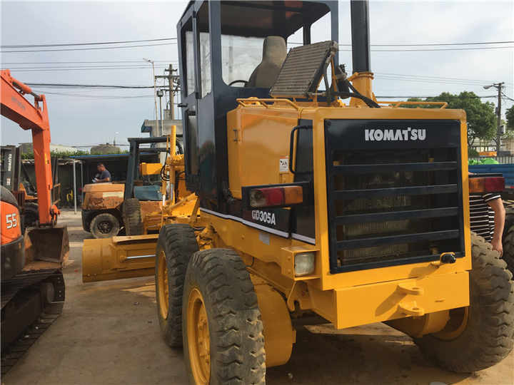 Used Komatsu GD305 Motor Grader Cheap Price Komatsu Road Grader GD305 Good Condition in China - Makinë niveluese: foto 4 Used Komatsu GD305 Motor Grader Cheap Price Komatsu Road Grader GD305 Good Condition in China - Makinë niveluese: foto 4
