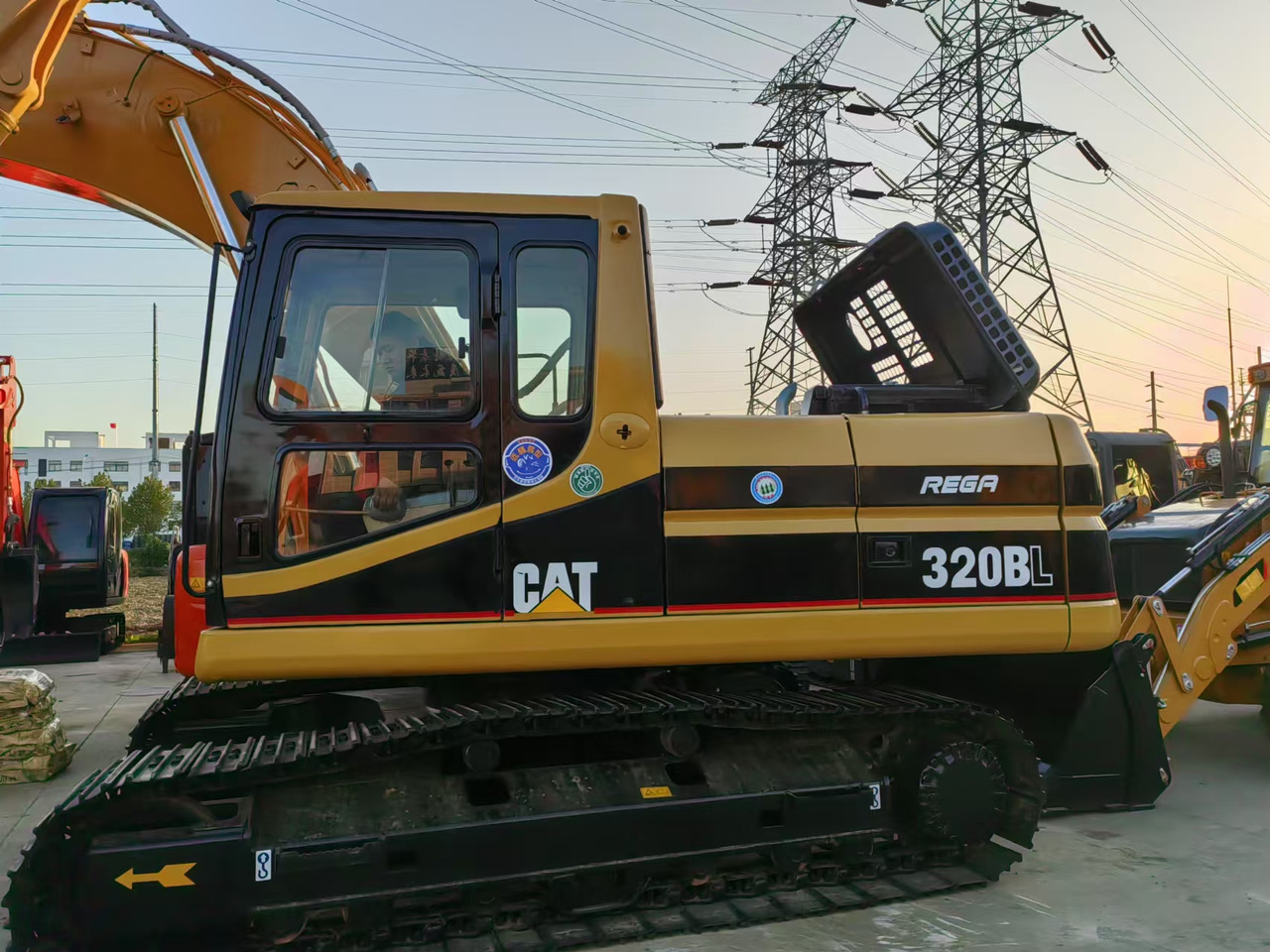 CATERPILLAR 320B - Ekskavator me zinxhirë: foto 2 CATERPILLAR 320B - Ekskavator me zinxhirë: foto 2