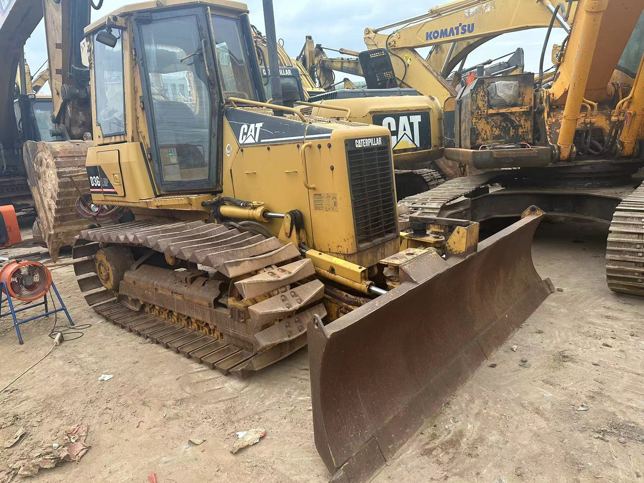 CATERPILLAR D3G - Buldozer: foto 1 CATERPILLAR D3G - Buldozer: foto 1