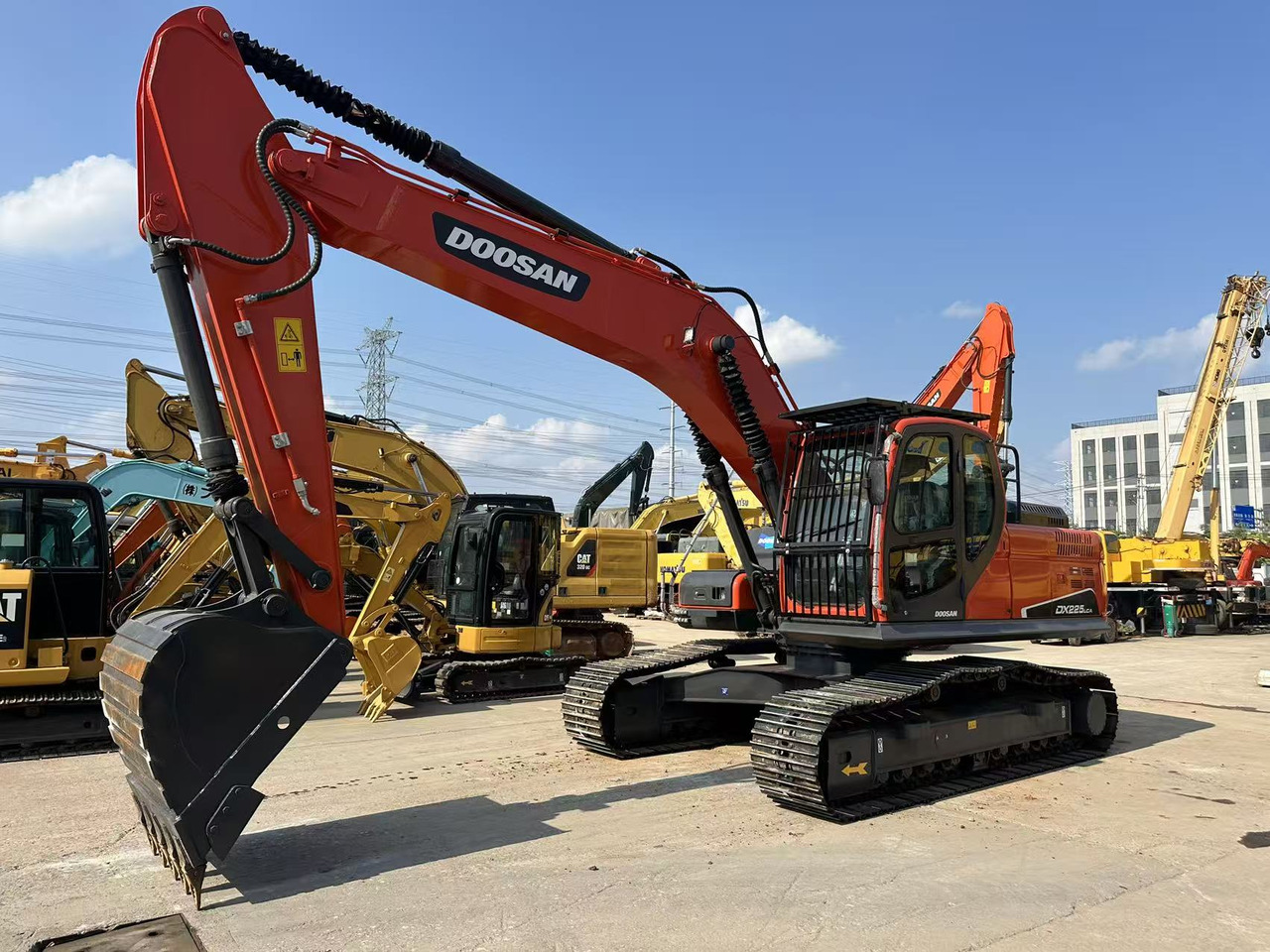 DOOSAN DX225LCA - Ekskavator me zinxhirë: foto 1 DOOSAN DX225LCA - Ekskavator me zinxhirë: foto 1