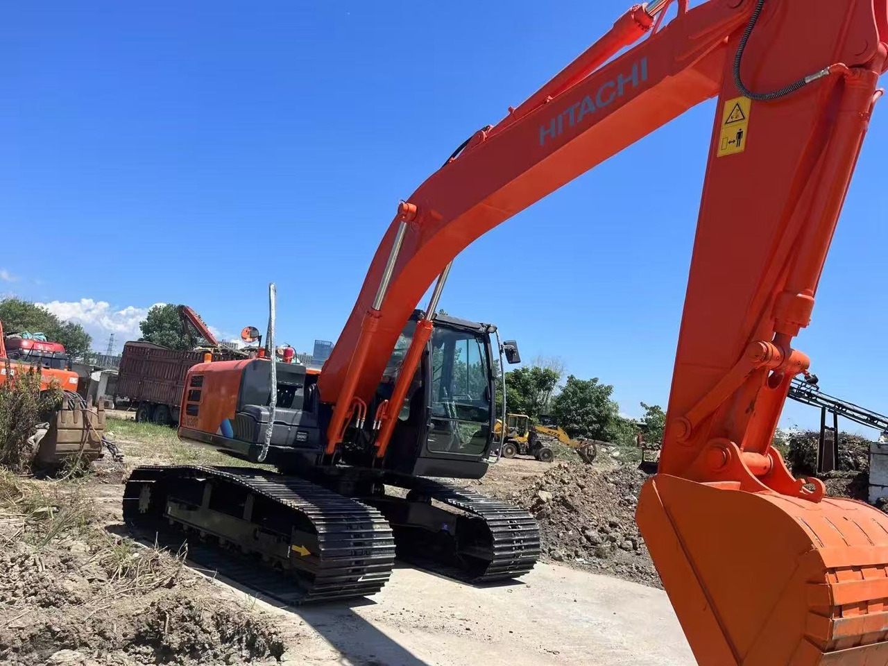 HITACHI ZX200-5G - Ekskavator me zinxhirë: foto 1 HITACHI ZX200-5G - Ekskavator me zinxhirë: foto 1
