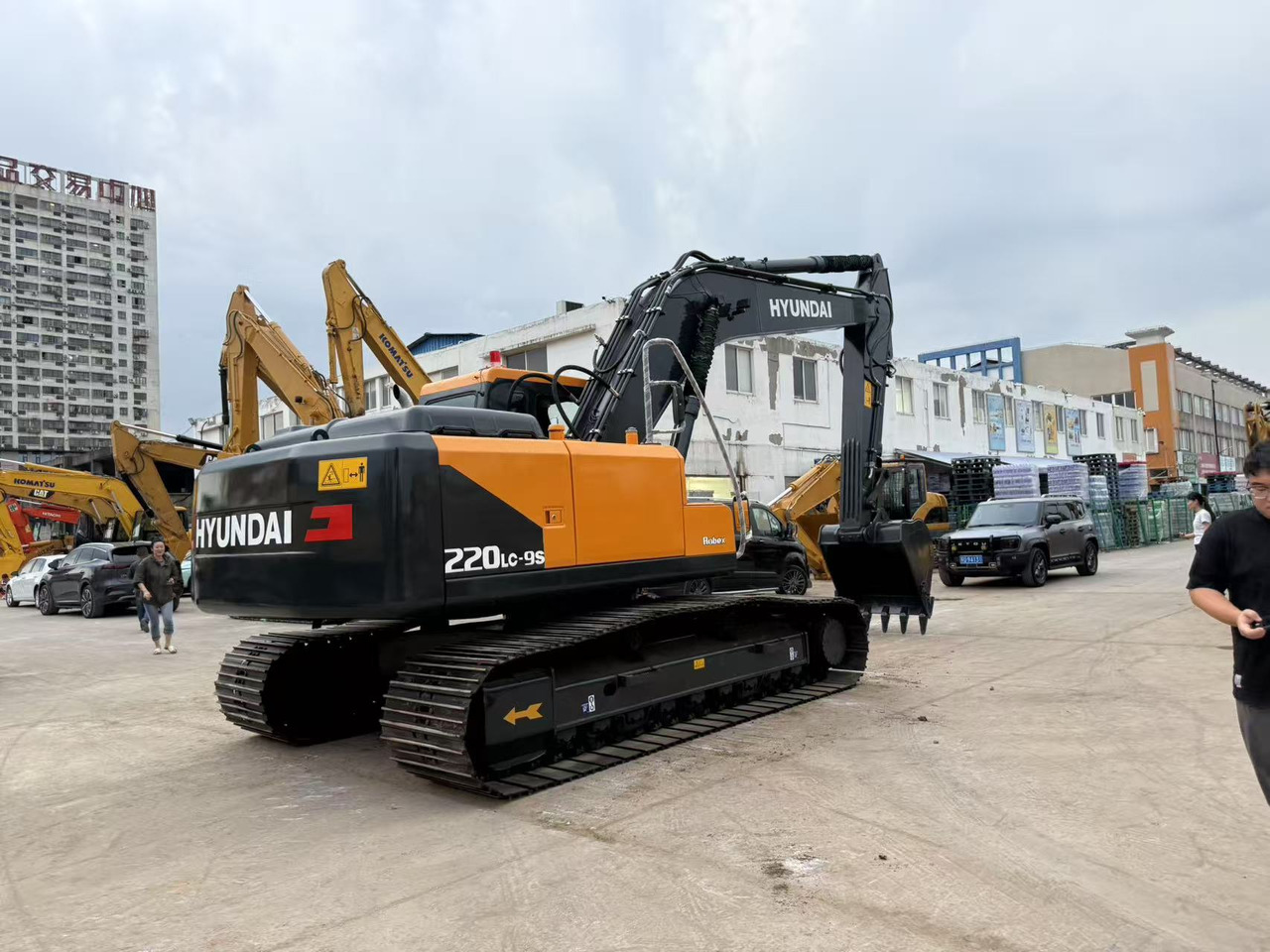 HYUNDAI R220LC-9S - Ekskavator me zinxhirë: foto 1 HYUNDAI R220LC-9S - Ekskavator me zinxhirë: foto 1