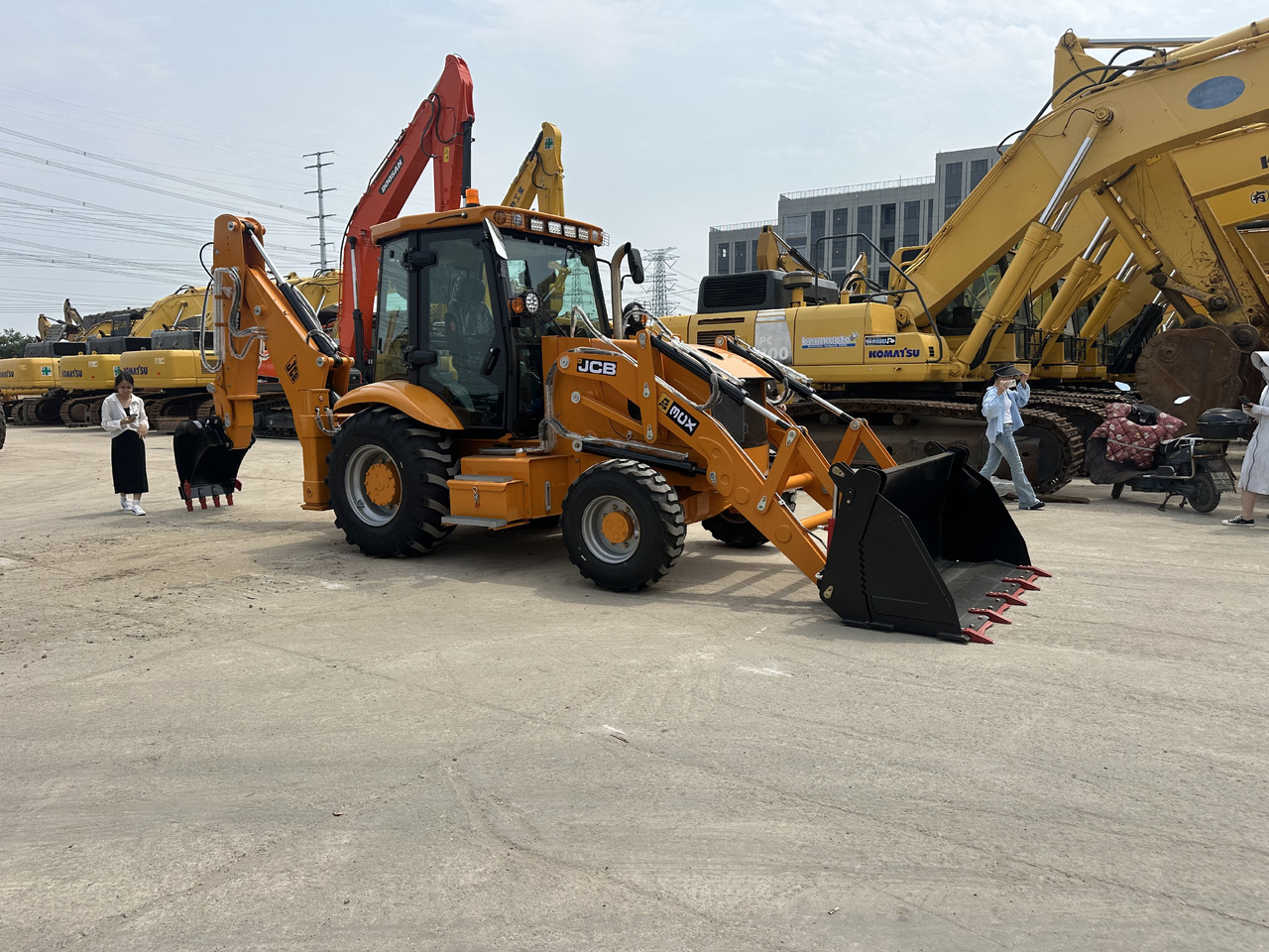 JCB 3CX - Fadromë me shkarkim nga prapa: foto 2 JCB 3CX - Fadromë me shkarkim nga prapa: foto 2