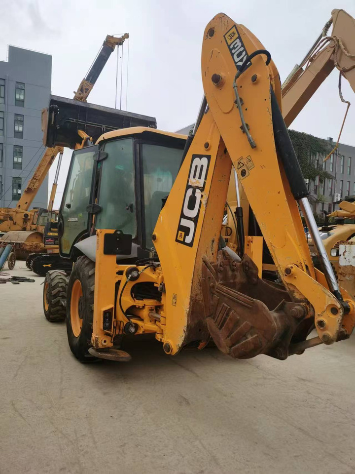JCB 3CX - Fadromë me shkarkim nga prapa: foto 1 JCB 3CX - Fadromë me shkarkim nga prapa: foto 1
