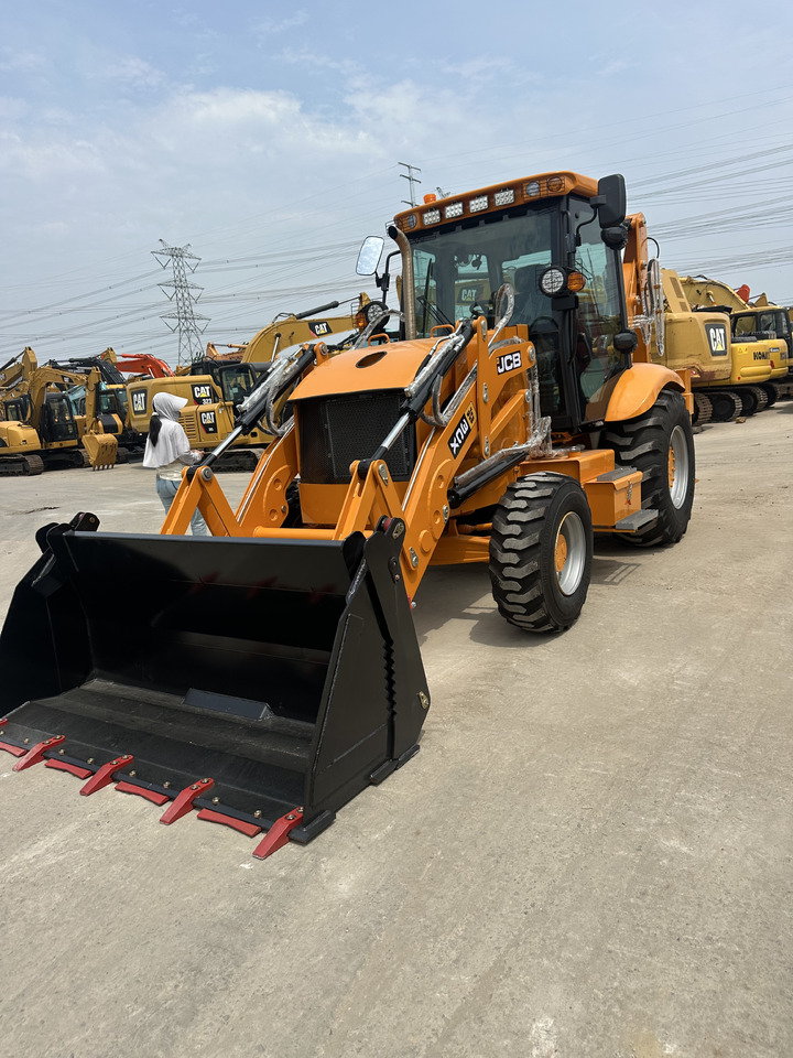JCB 3CX - Fadromë me shkarkim nga prapa: foto 3 JCB 3CX - Fadromë me shkarkim nga prapa: foto 3