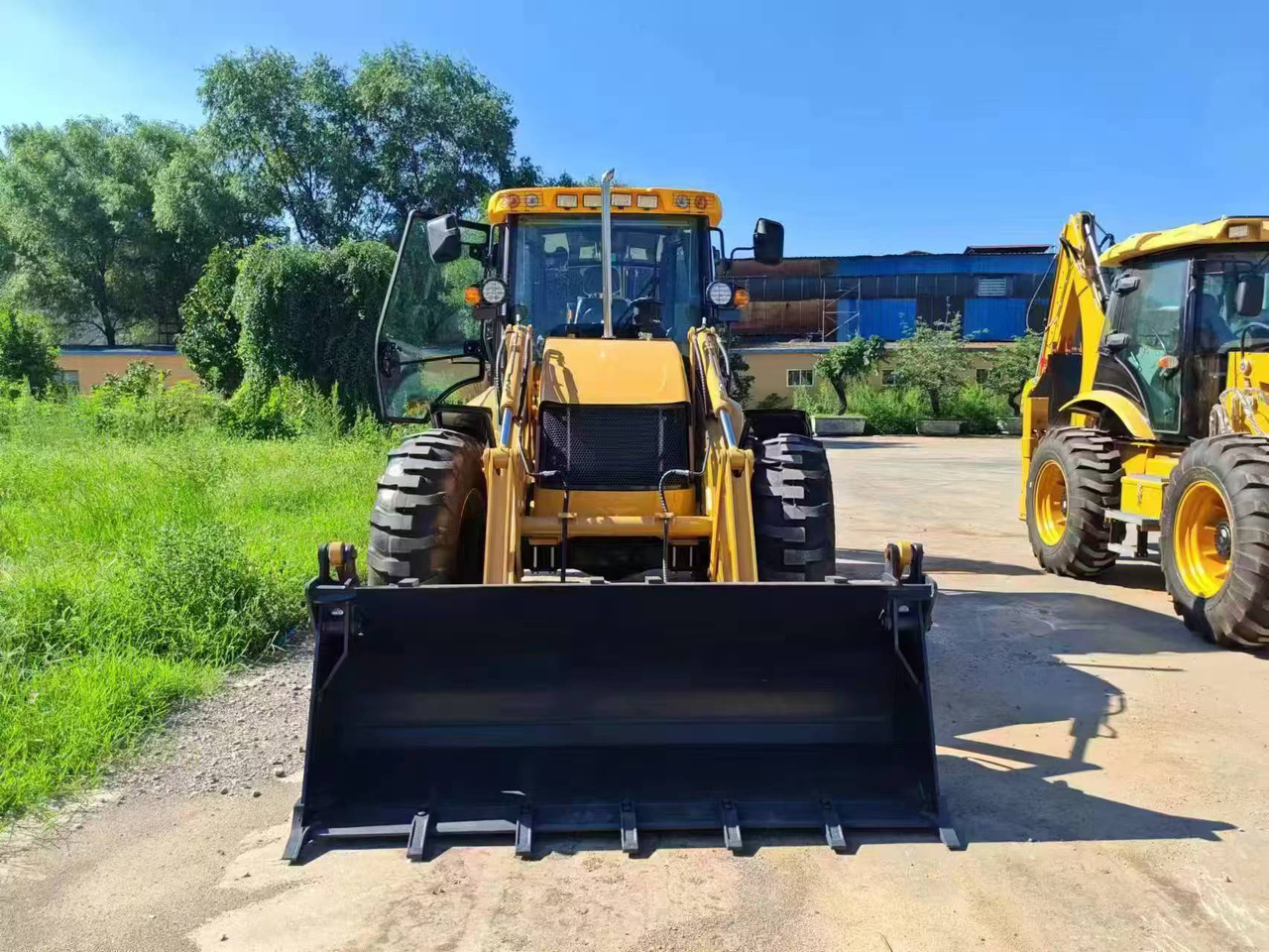 JCB 4CX - Fadromë me shkarkim nga prapa: foto 3 JCB 4CX - Fadromë me shkarkim nga prapa: foto 3
