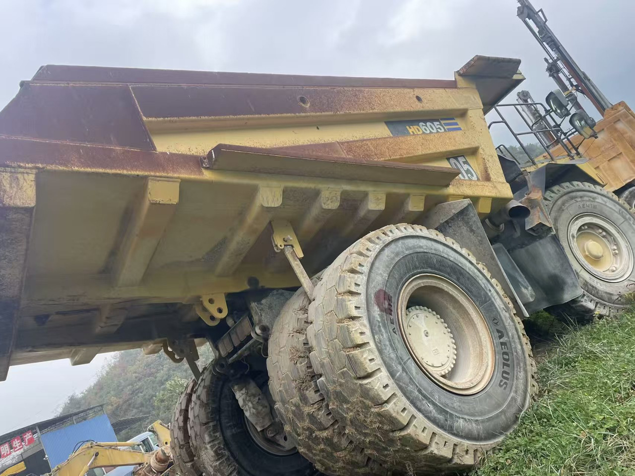 KOMATSU HD605 - Kamion vetëshkarkues: foto 4 KOMATSU HD605 - Kamion vetëshkarkues: foto 4