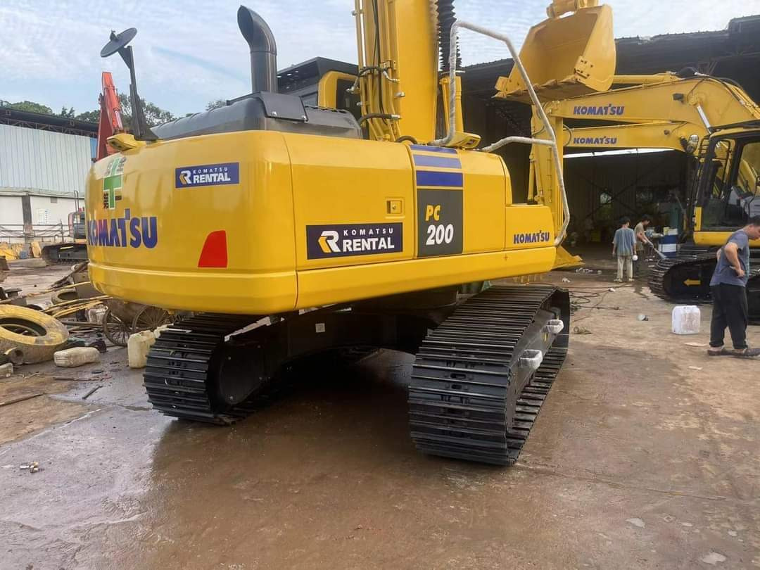 KOMATSU PC200-8 - Ekskavator me zinxhirë: foto 1 KOMATSU PC200-8 - Ekskavator me zinxhirë: foto 1