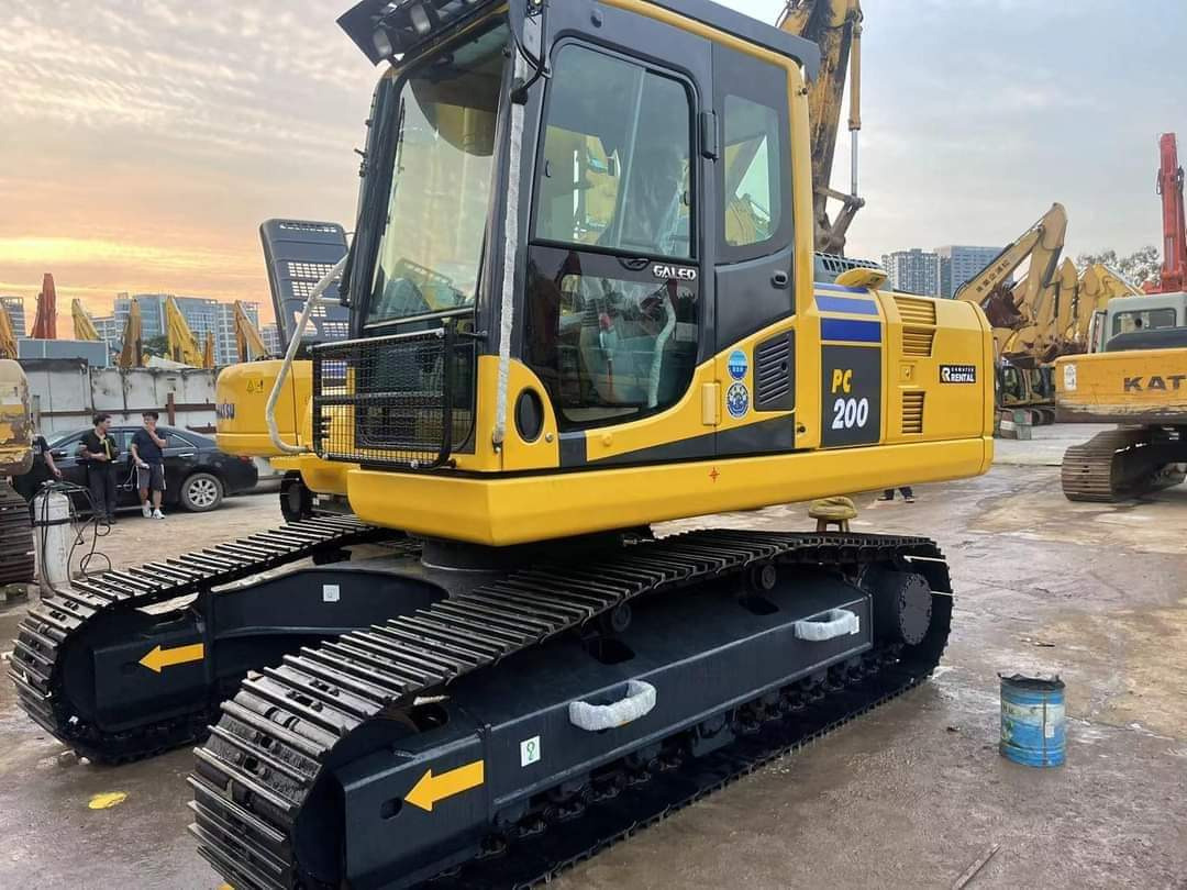 KOMATSU PC200-8 - Ekskavator me zinxhirë: foto 3 KOMATSU PC200-8 - Ekskavator me zinxhirë: foto 3