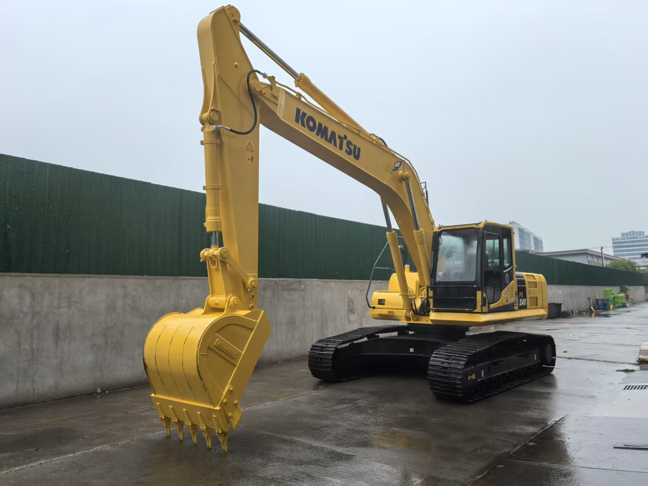 KOMATSU PC240LC-8M0 - Ekskavator me zinxhirë: foto 2 KOMATSU PC240LC-8M0 - Ekskavator me zinxhirë: foto 2
