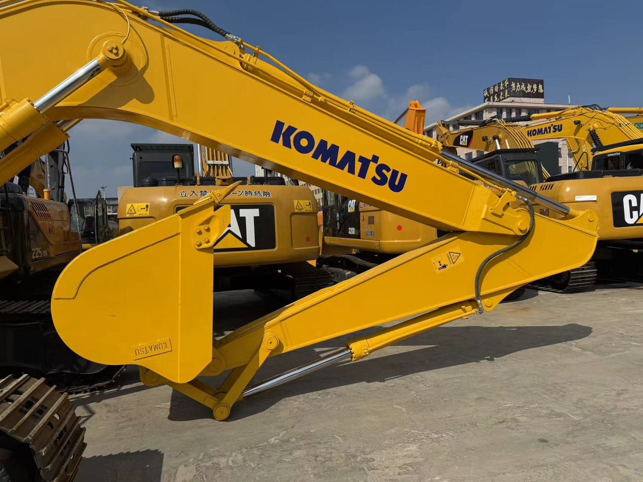 KOMATSU PC300-8 - Ekskavator me zinxhirë: foto 4 KOMATSU PC300-8 - Ekskavator me zinxhirë: foto 4