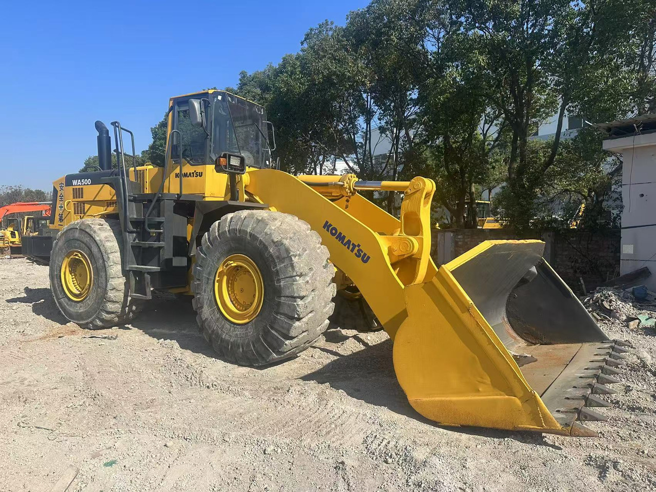 KOMATSU WA500-3 - Fadrom me goma: foto 1 KOMATSU WA500-3 - Fadrom me goma: foto 1
